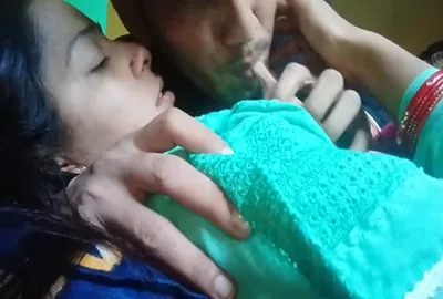 Dhokebaaz biwi ne lover se kiss kiya aur chuchiyan chuswayi